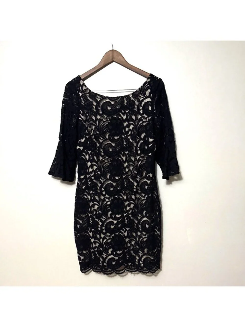 Black Lace Vince Camuto Cocktail Dress With 3/4 Bell Sleeves & V-Neckline Size 1 - Picture 1 of 8